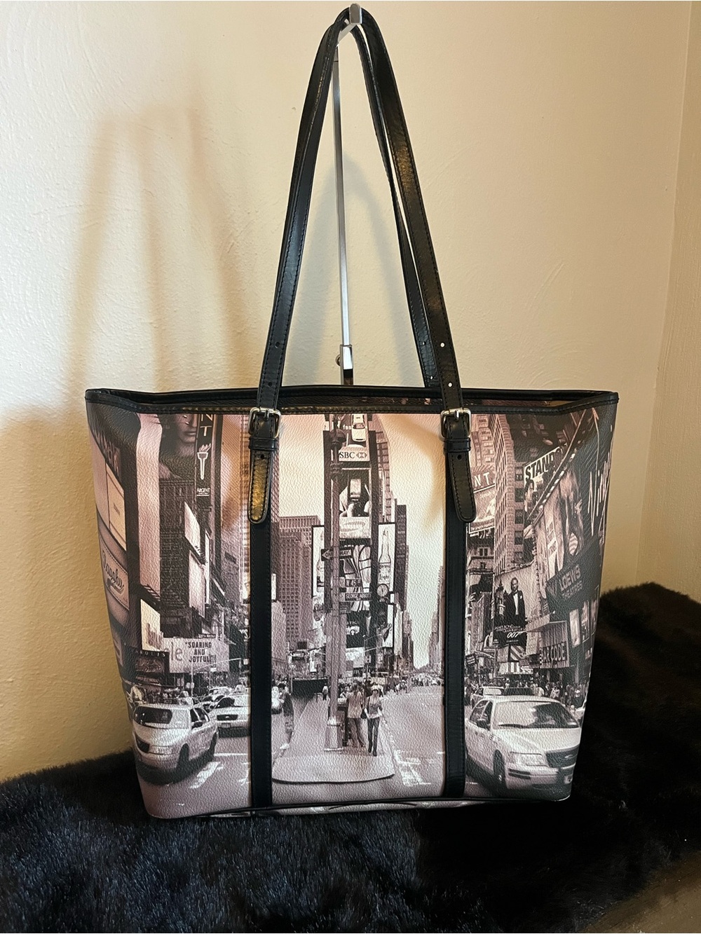 Bagghy Made in Italy NYC Times Square Graphic Tote Bag